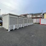 バイクガレージを斜めから見た様子