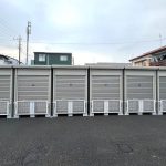 バイクガレージを正面から見た様子
