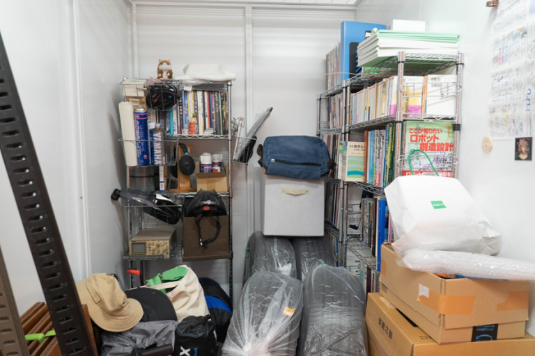 同人誌でいっぱいの棚