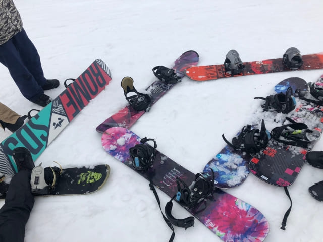 スキー板・スノボ板が雪にうまるイメージ