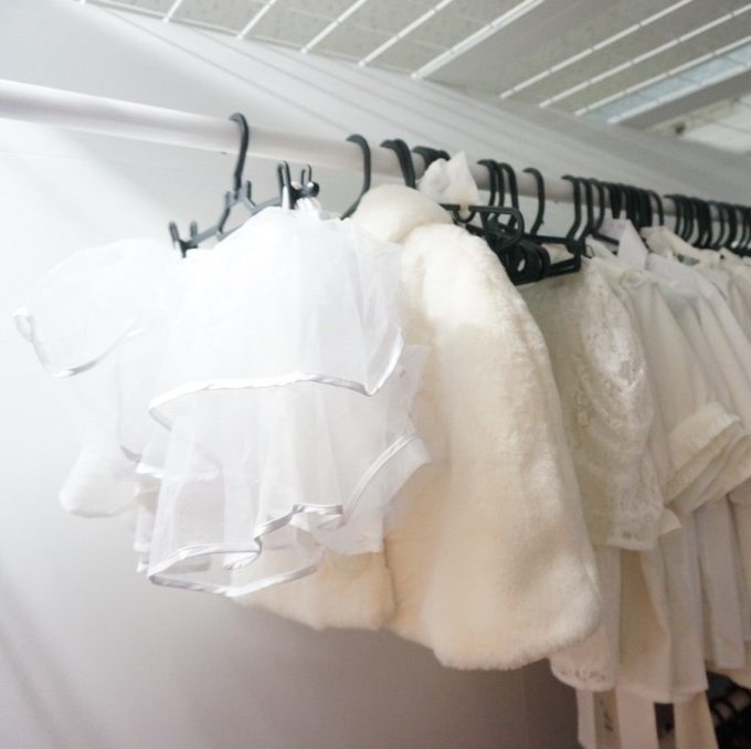 左のラック上段には、白シャツやブラウスが丁寧に陳列