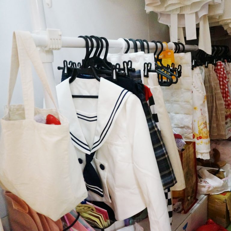 左のラック下段はスカート専用。ハンガーも使いわけ