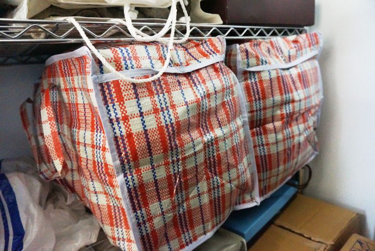 ビニールバックに荷物を収納している様子