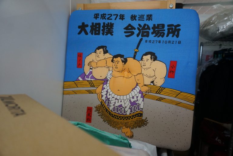 大相撲の座布団を収納している様子
